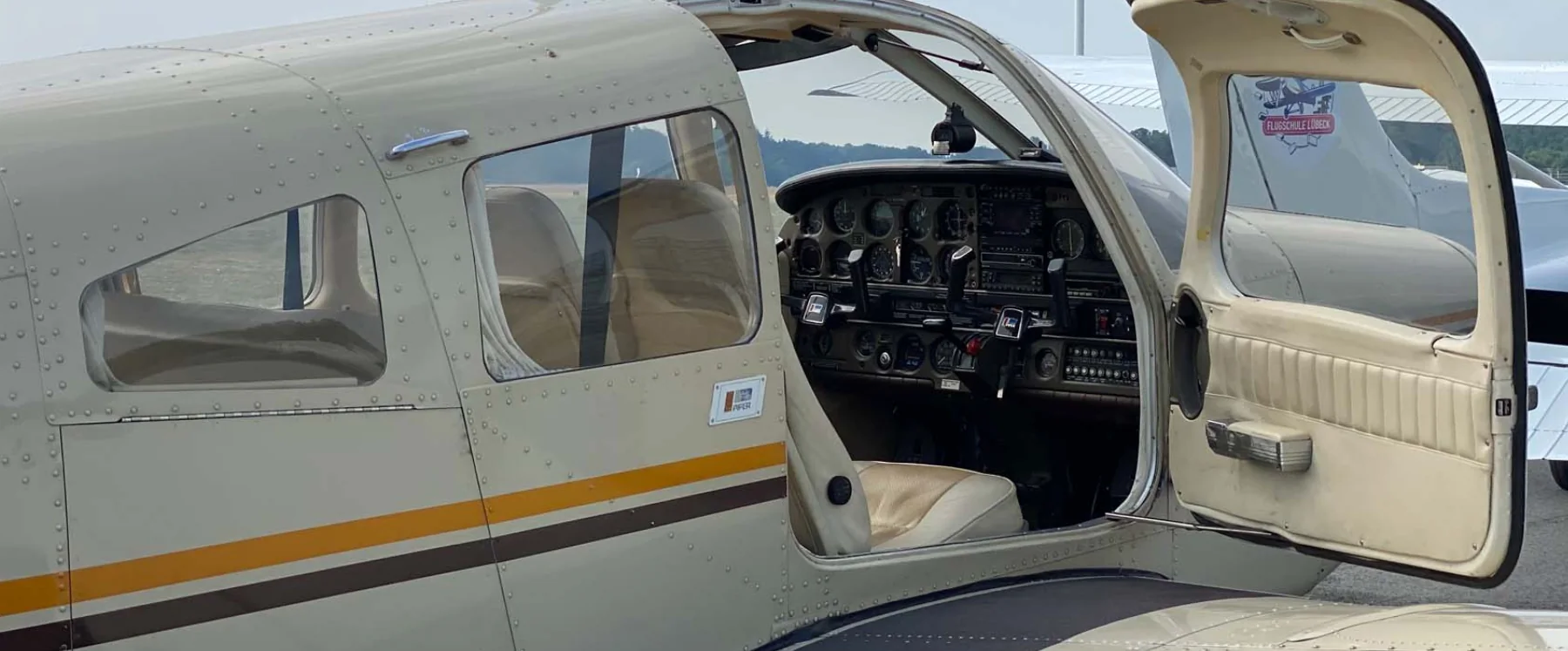 Blick in das Cockpit eines Kleinflugzeugs